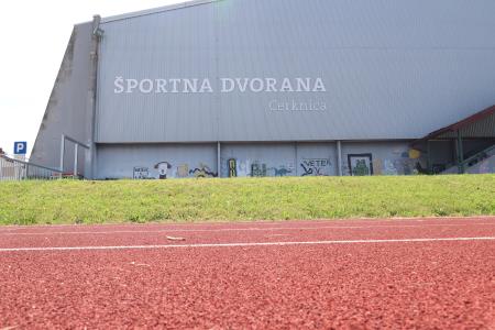 Športna dvorana Cerknica napis 02 Foto Ljubo Vukelič